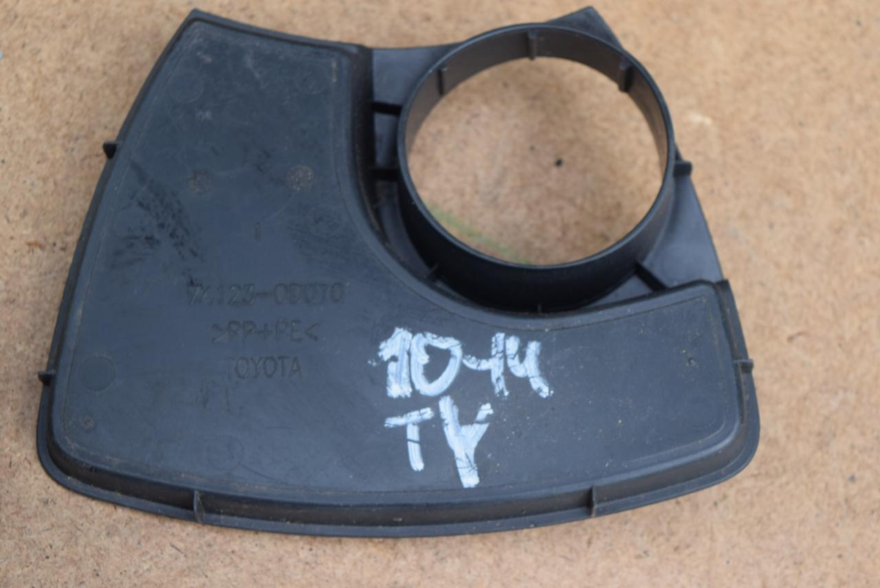 подстаканник Toyota Yaris XP9 2008, 1.4 л., 1ND-TV, дизель, МКПП, хетчбэк 5 дв., правый руль, 741230D010 - фото №1