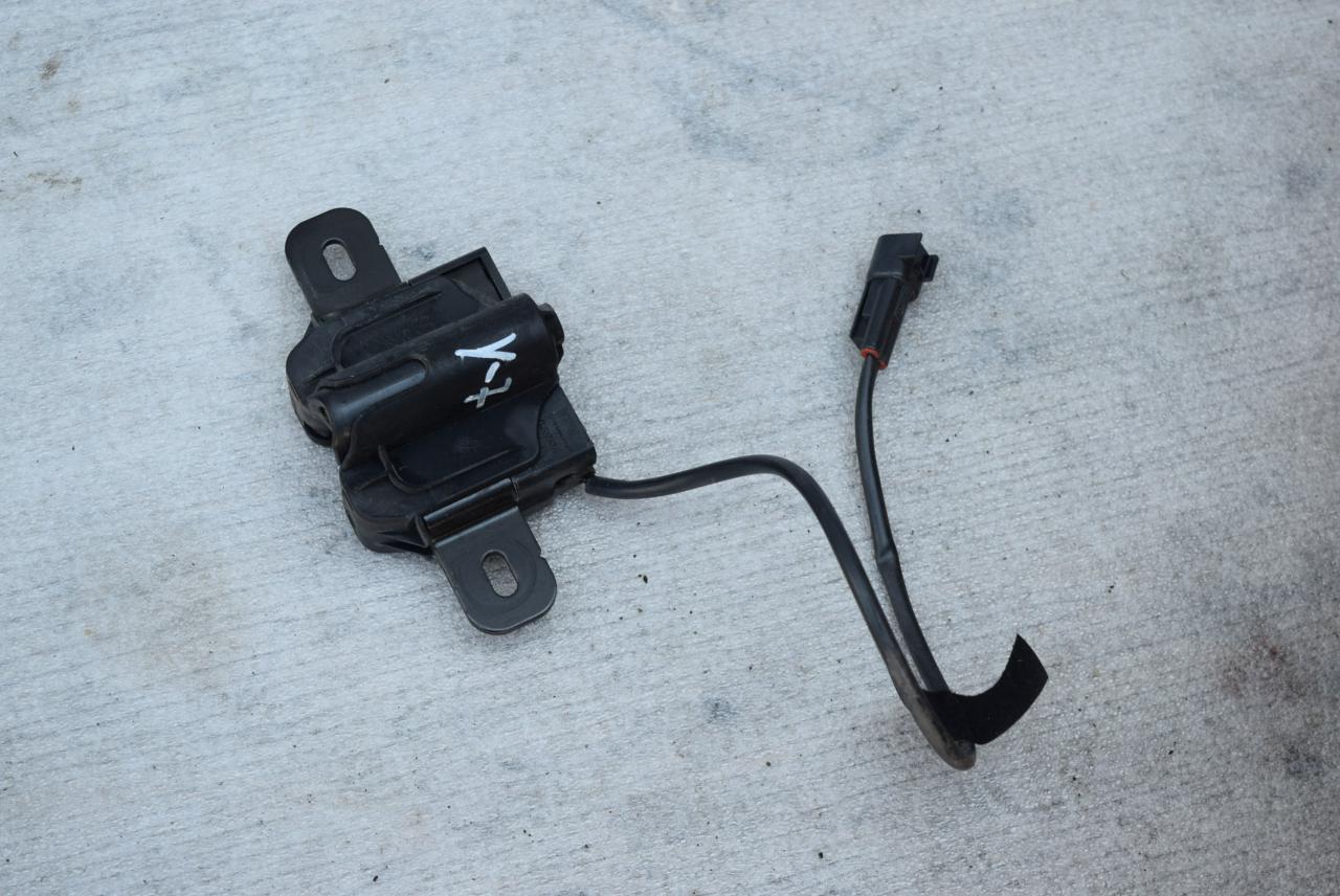 замок капота Volvo V40 2 поколение 2014, 1.6 л., Ti, B 4164 T3, бензин, вариатор, универсал, 31371016 - фото №1