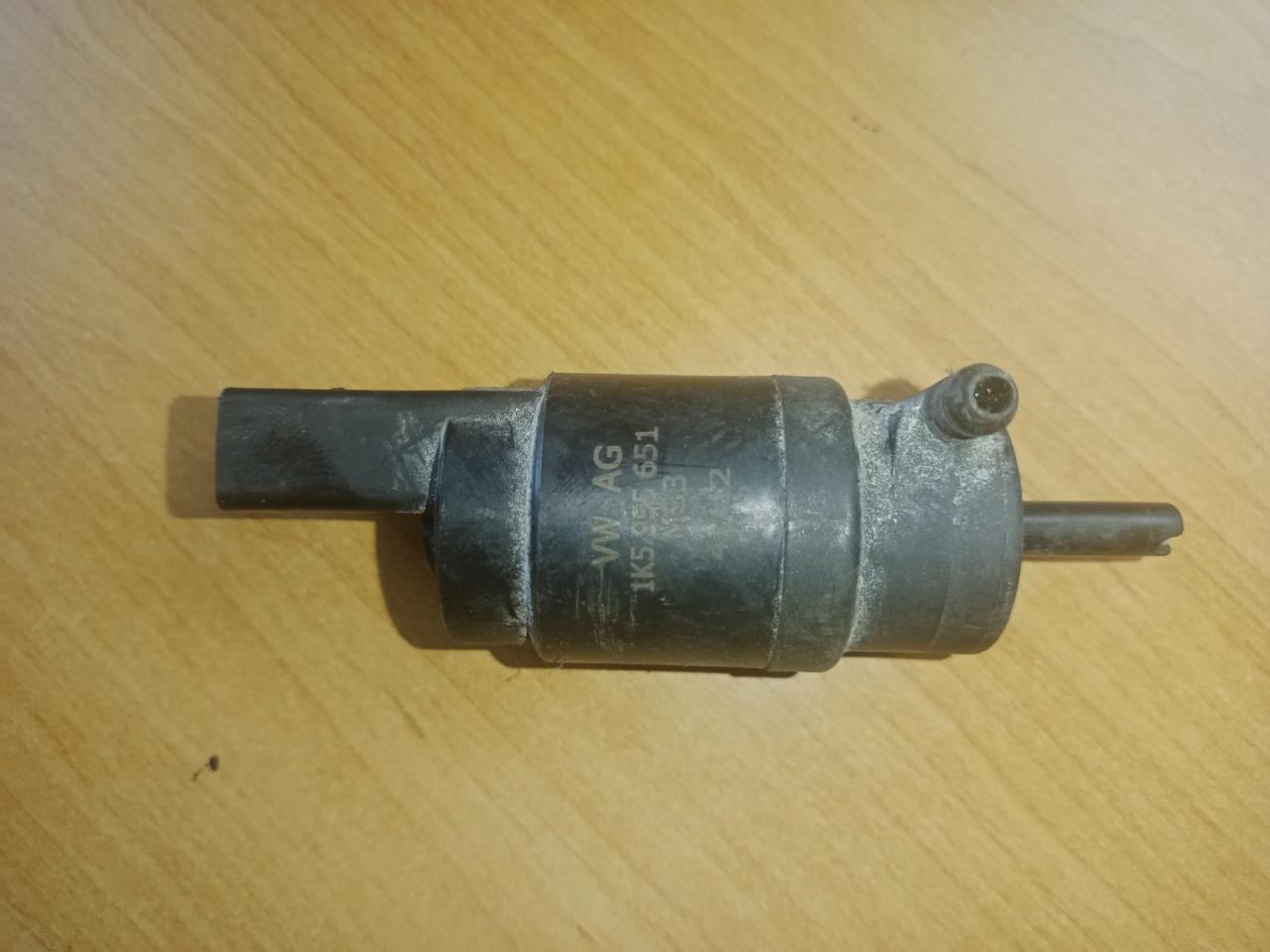 насос (моторчик) омывателя стекла Volkswagen Jetta 6 поколение 2013, 1.4 л., TSI, CAXA, бензин, АКПП, седан, 1K5955651 - фото №1