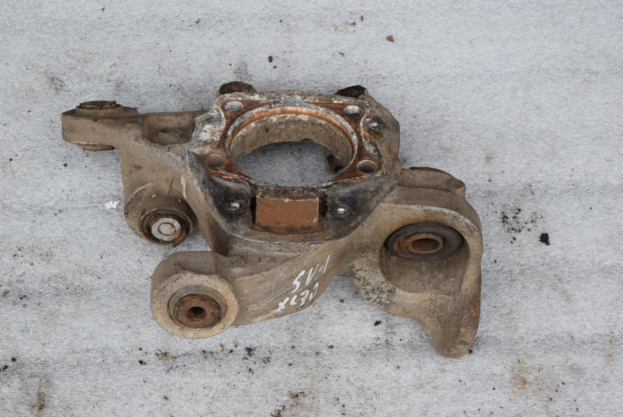 кулак задний левый Volvo XC70 2 поколение 2002, 2.4 л., D 5244 T, дизель, АКПП, универсал, 9200623 - фото №1