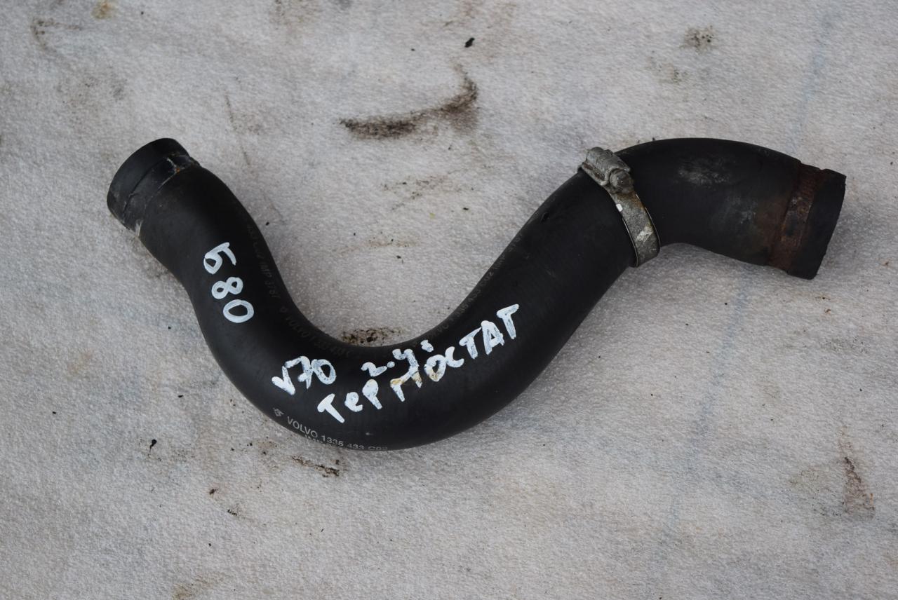 патрубок радиатора Volvo V70 1 поколение 1999, 2.4 л., i, B 5244 S2, бензин, АКПП, седан, 1335433 - фото №1