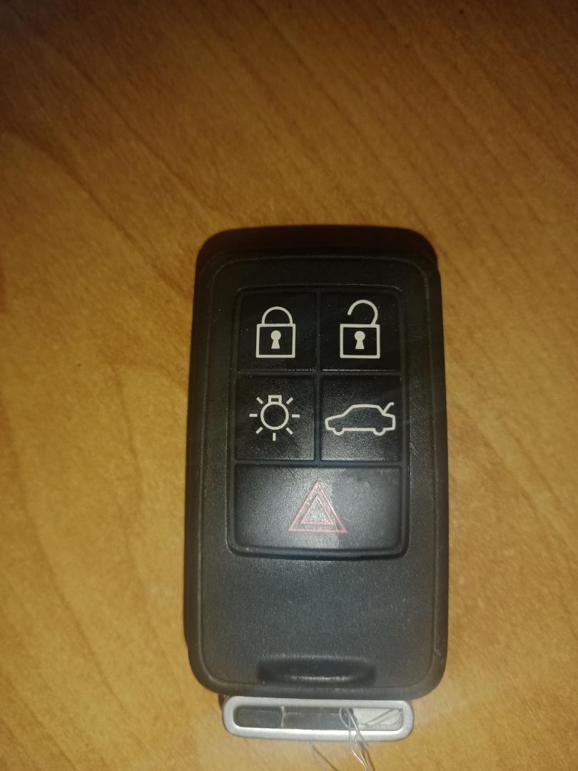 ключ Volvo V60 1 поколение 2012, 1.6 л., B 4164 T3, бензин, робот, черный, универсал, передний привод, правый руль - фото №1