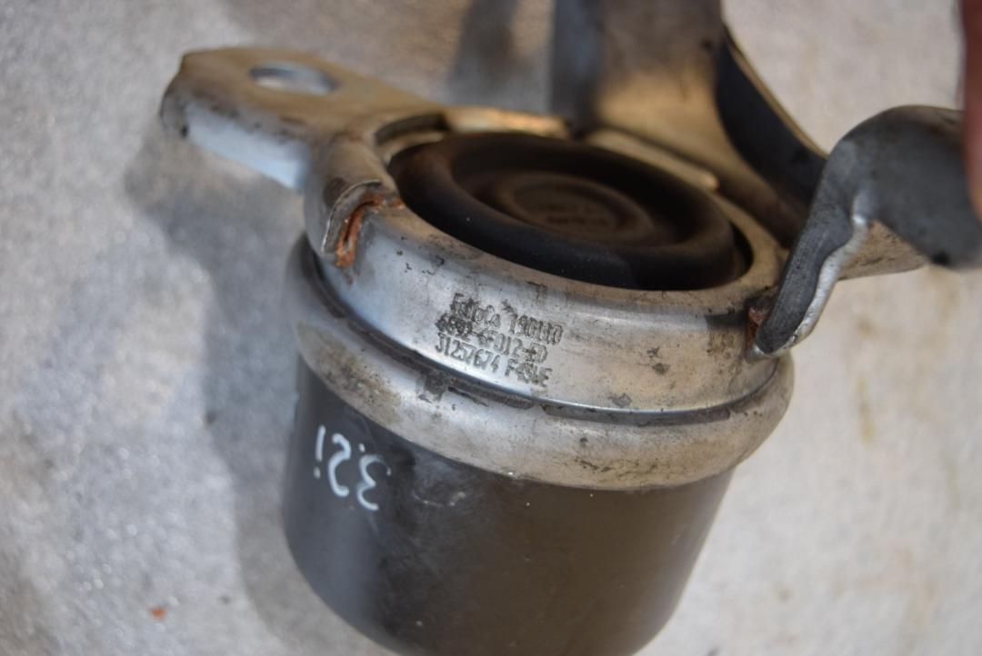 подушка крепления КПП Volvo XC60 1 поколение 2010, 3.2 л., B 6324 S, бензин, АКПП, черный, универсал, 31257674 - фото №1