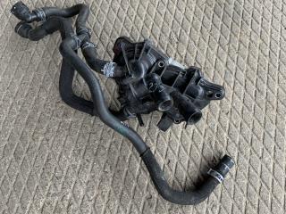 корпус термостата Volkswagen Passat B7 2013, 1.4 л., CAXA, бензин, универсал, 04E121121E, 04E121042A