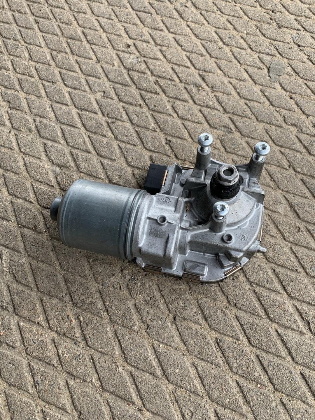 моторчик передних стеклоочистителей (дворников) Volkswagen Golf 7 поколение 2016, 2.0 л., CRLB, дизель, хетчбэк 5 дв., 5G1955119A - фото №1