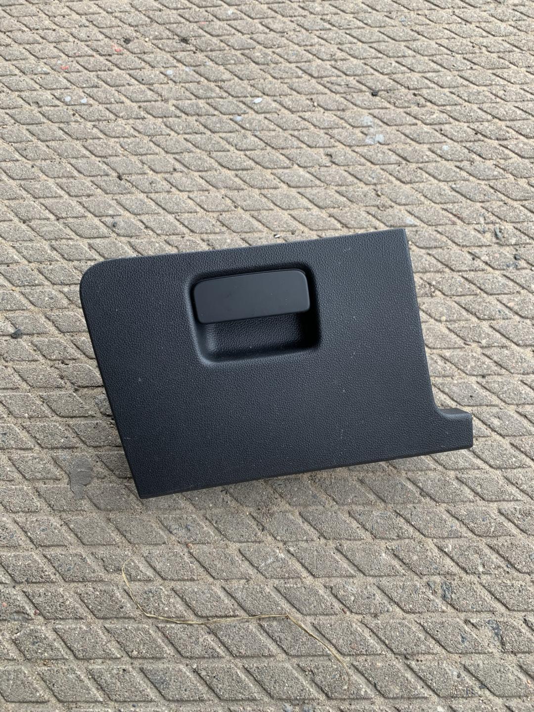 бардачок Volkswagen Golf 7 поколение 2016, 2.0 л., CRLB, дизель, хетчбэк 5 дв., 5G1857919 - фото №1