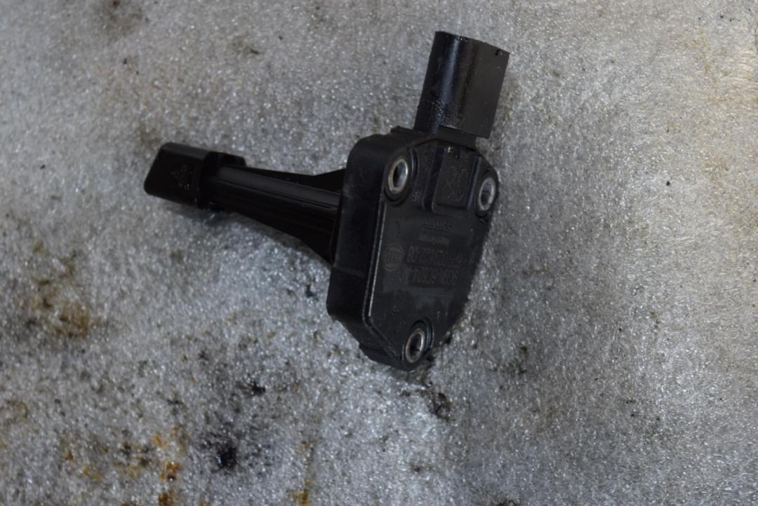 датчик уровня масла Volvo XC60 1 поколение 2011, 2.4 л., дизель, АКПП, универсал, 9G9N6C624AC - фото №1