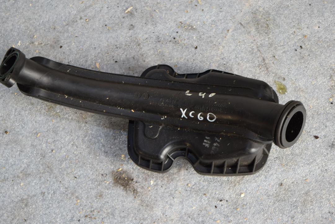 патрубок интеркулера Volvo XC60 1 поколение 2011, 2.4 л., дизель, АКПП, универсал, 30774691 - фото №1