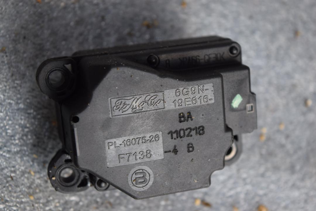 моторчик заслонки печки Volvo XC60 1 поколение 2011, 2.4 л., дизель, АКПП, универсал, 6G9N19E616BA - фото №1