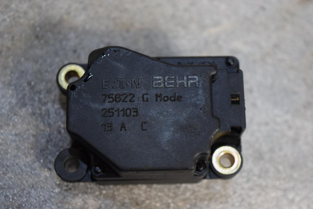 моторчик заслонки печки Volvo XC90 1 поколение 2004, 2.9 л., бензин, АКПП, песочный, универсал, 75622G, 75622GMODE - фото №1