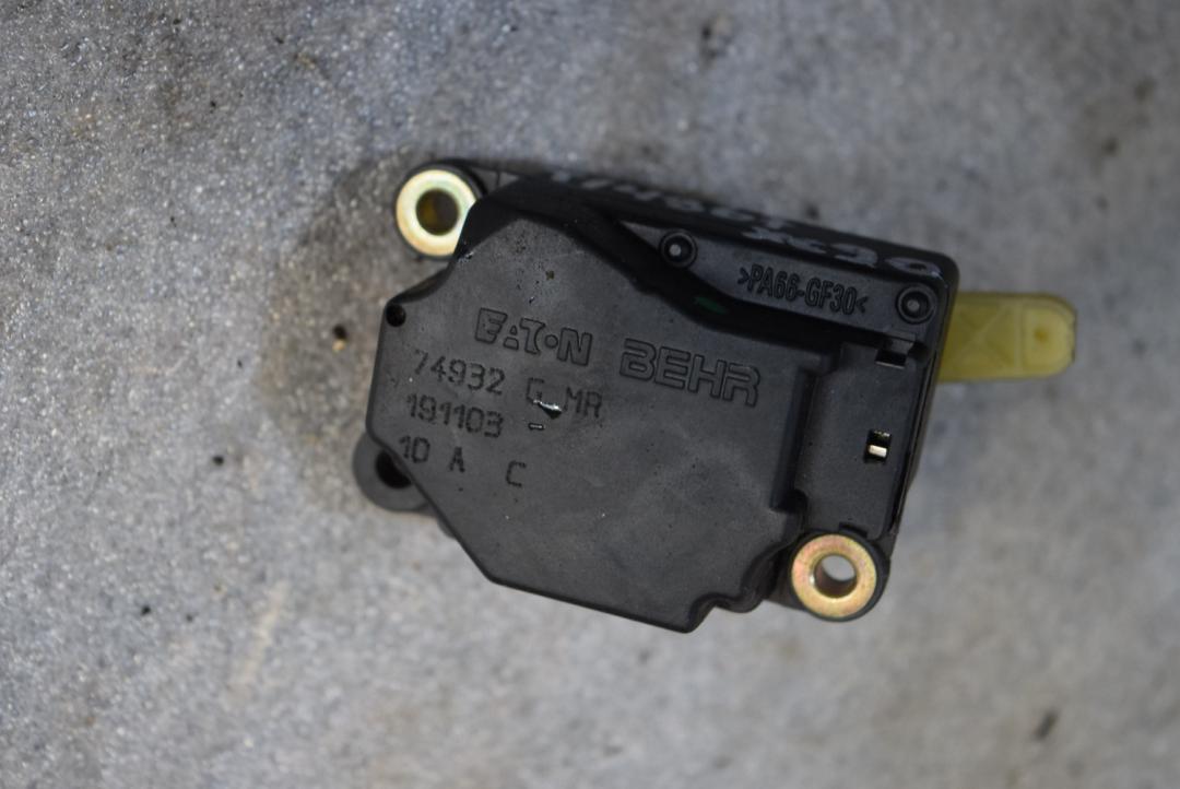 моторчик заслонки печки Volvo XC90 1 поколение 2004, 2.9 л., бензин, АКПП, песочный, универсал, 74932GMR - фото №1