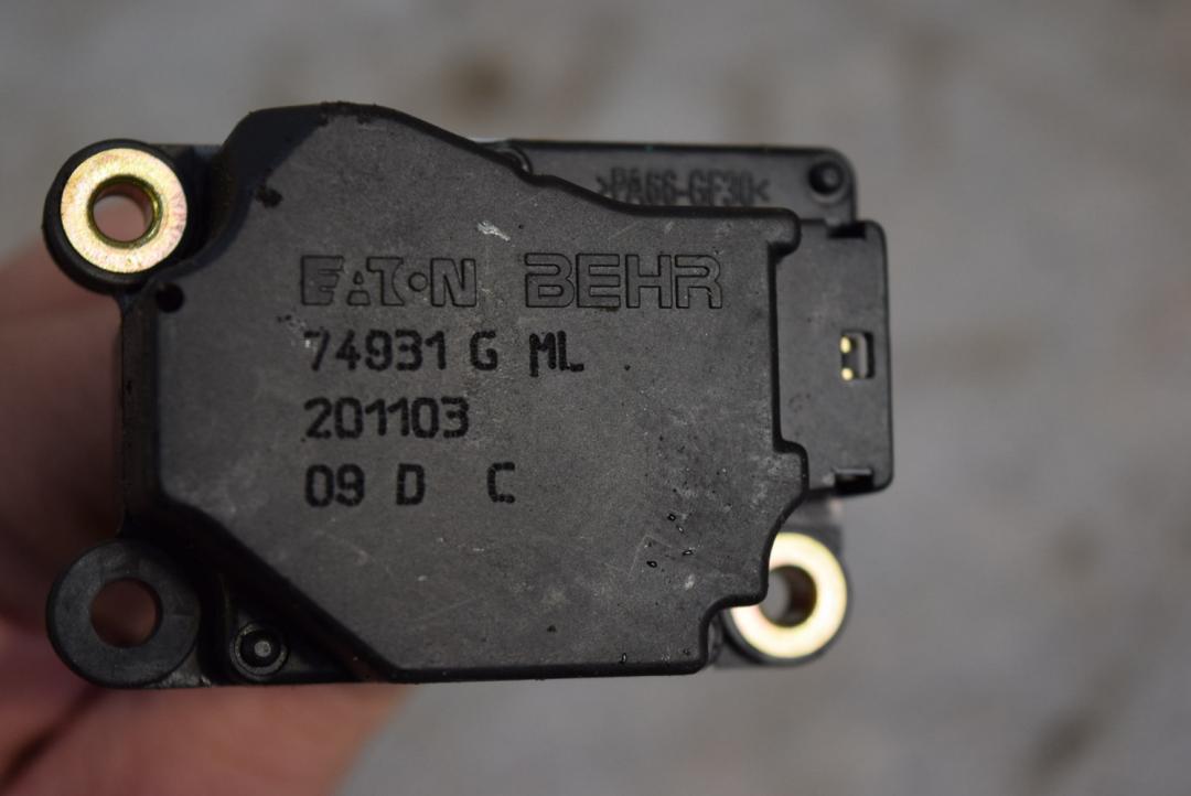 моторчик заслонки печки Volvo XC90 1 поколение 2004, 2.9 л., бензин, АКПП, песочный, универсал, 74931GML - фото №1