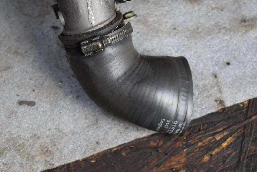 патрубок интеркулера Volvo S80 1 поколение 2000, 2.5 л., дизель, МКПП, зеленый, седан, 9161889 - фото №1