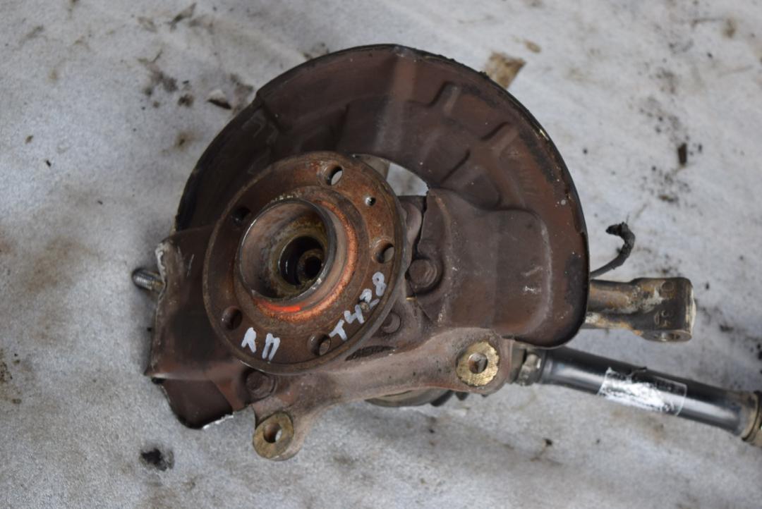 кулак поворотный правый Volvo S80 1 поколение 2000, 2.5 л., дизель, МКПП, седан, 9461944 - фото №1