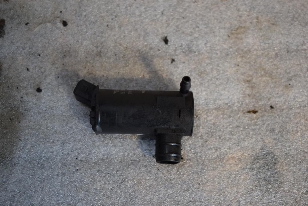 насос (моторчик) омывателя стекла Volvo S80 1 поколение 2000, 2.9 л., бензин, АКПП, синий, седан, 9169611 - фото №1