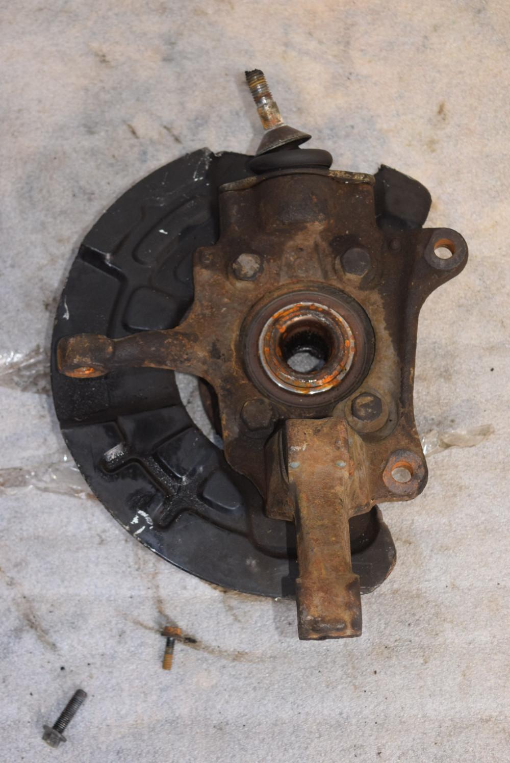 кулак поворотный правый Volvo S80 1 поколение 2000, 2.9 л., бензин, АКПП, синий, седан - фото №1