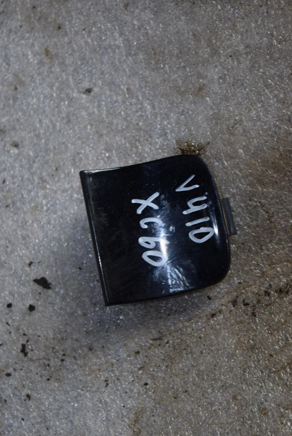 заглушка заднего бампера под крюк Volvo XC60 1 поколение 2010, 3.2 л., бензин, АКПП, черный, универсал, 30763427 - фото №1