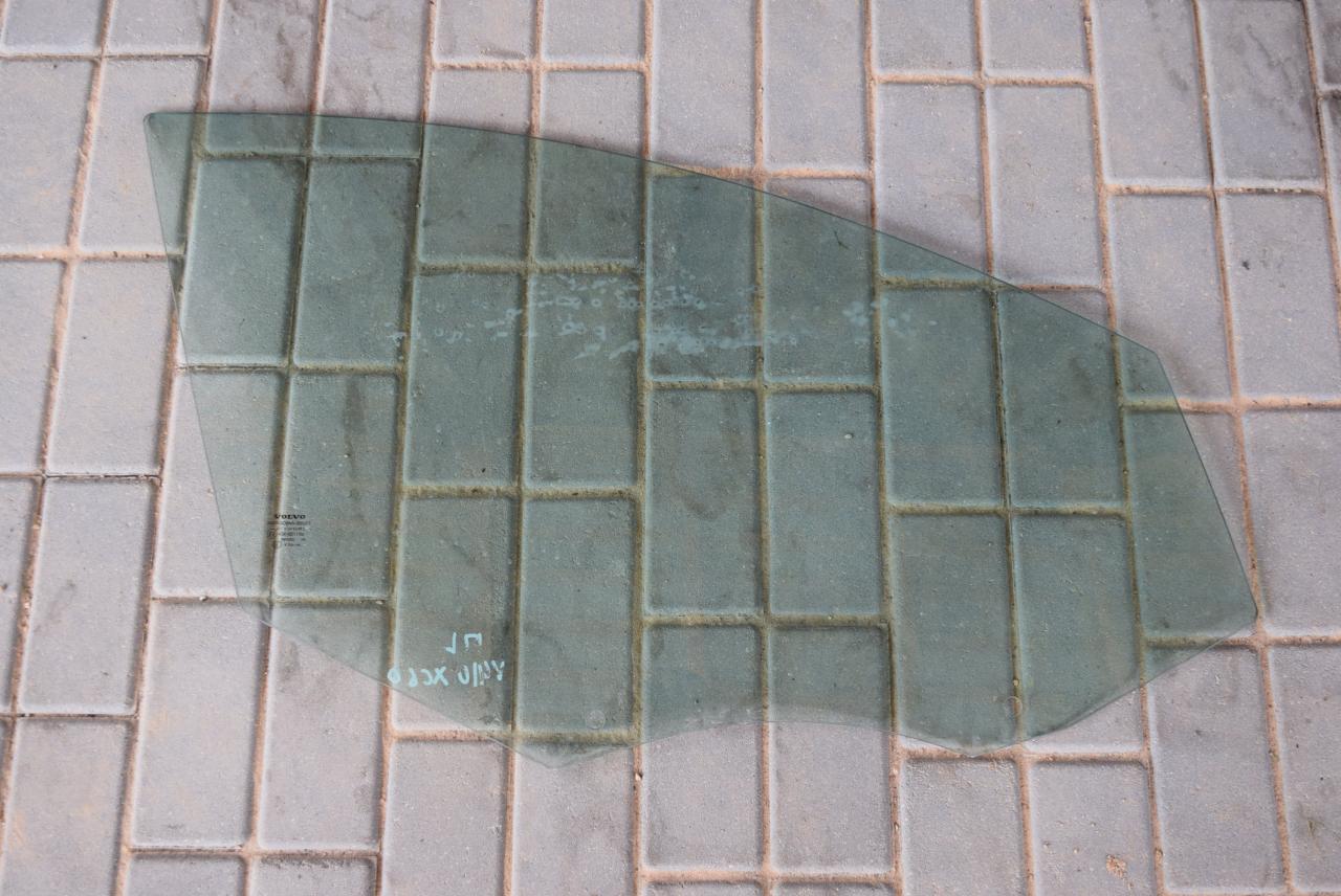 стекло двери передней правой Volvo XC60 1 поколение 2010, 3.2 л., бензин, АКПП, черный, универсал - фото №1