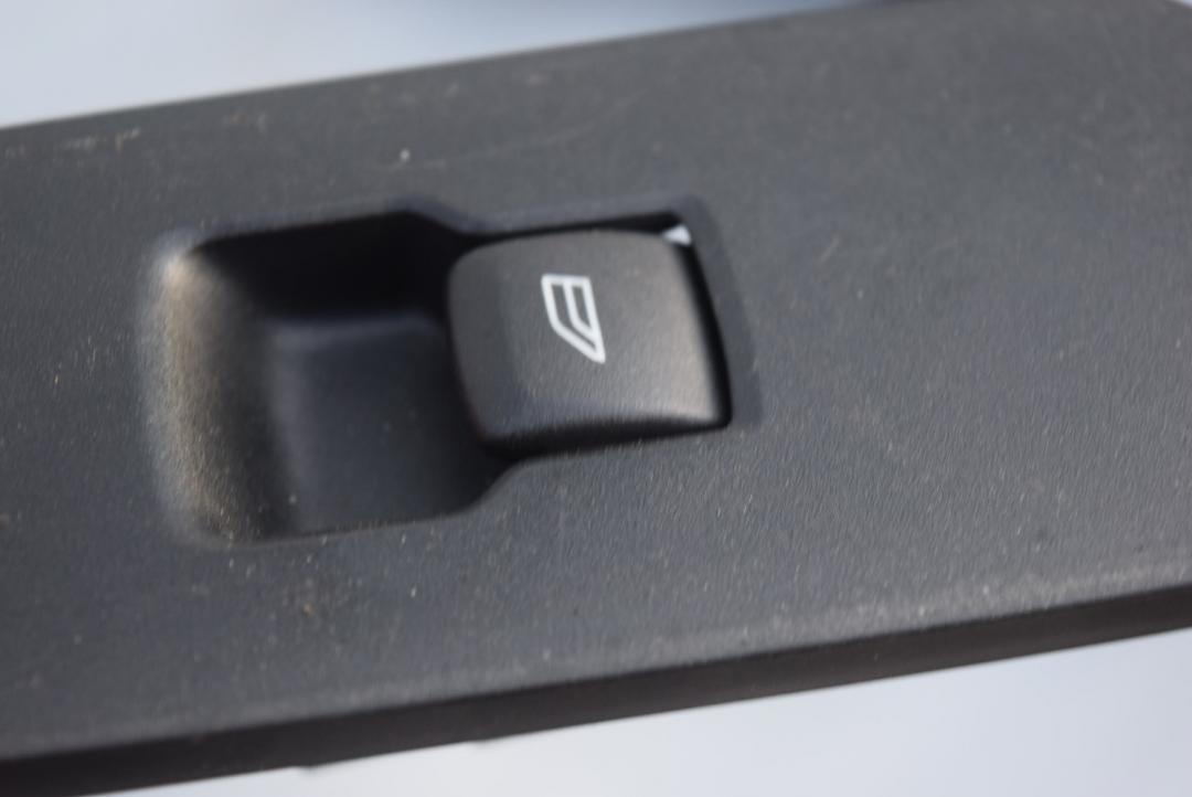 кнопка стеклоподъемника двери Volvo XC60 1 поколение 2010, 3.2 л., бензин, АКПП, черный, универсал, 31272012 - фото №1