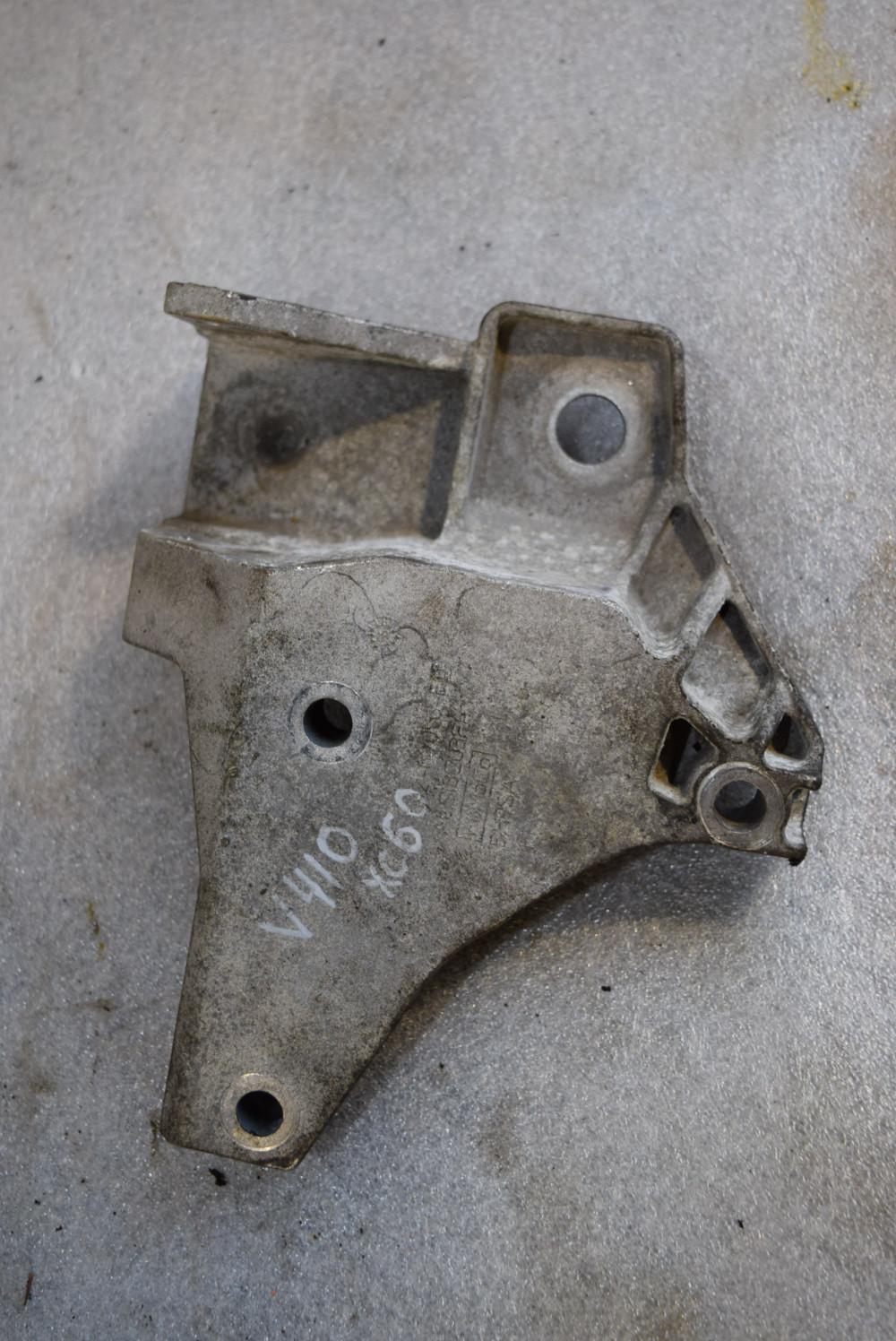 кронштейн КПП Volvo XC60 1 поколение 2010, 3.2 л., бензин, АКПП, черный, универсал - фото №1