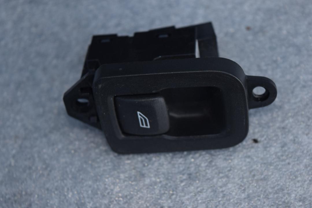 кнопка стеклоподъемника двери Volvo XC60 1 поколение 2010, 3.2 л., бензин, АКПП, черный, универсал, 31272013 - фото №1