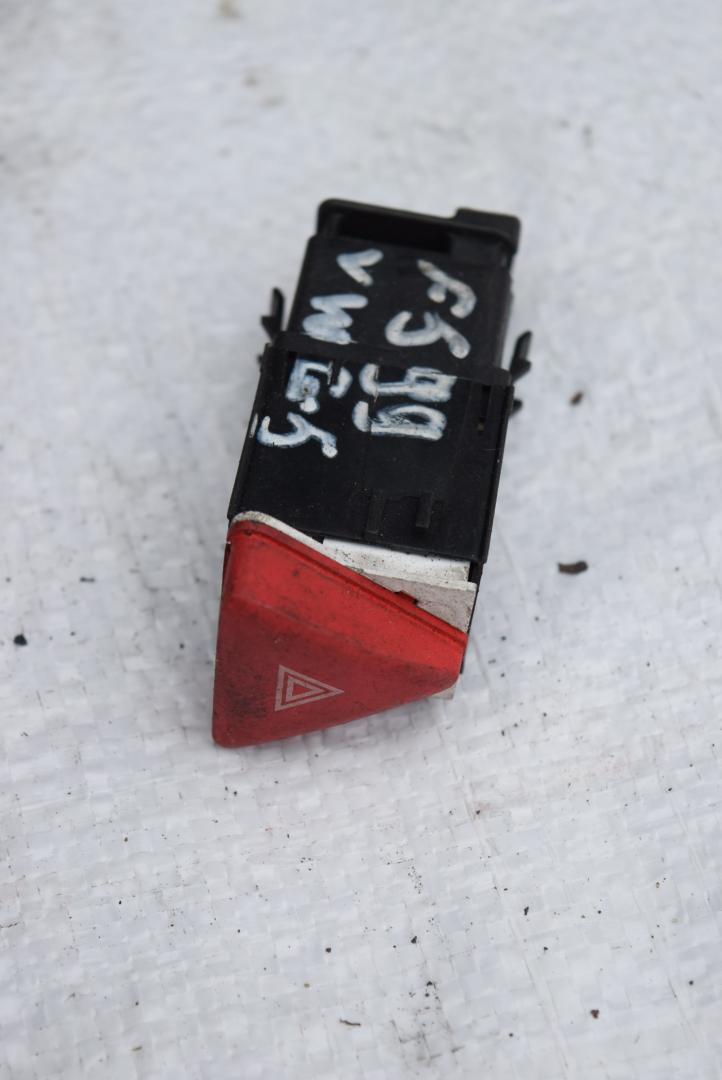 кнопка аварийной сигнализации Volkswagen Golf 5 поколение 2008, 1.4 л., CAXA, бензин, МКПП, хетчбэк 5 дв., правый руль - фото №1