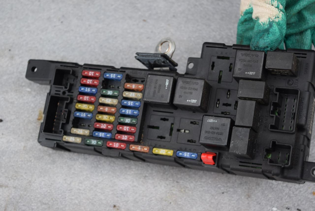 блок предохранителей Volvo S80 1 поколение 2002, 2.9 л., i, B 6294 S, бензин, АКПП, седан, передний привод, 8637841 - фото №1