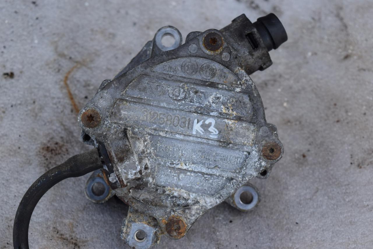 насос вакуумный Volvo XC60 1 поколение 2012, 2.4 л., D5, D 5244 T10, дизель, АКПП, полный привод, 31258031 - фото №1