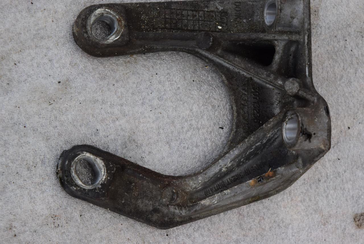 кронштейн раздаточной коробки Volvo XC60 1 поколение 2012, 2.4 л., D5, D 5244 T10, дизель, АКПП, полный привод, 30713236 - фото №1