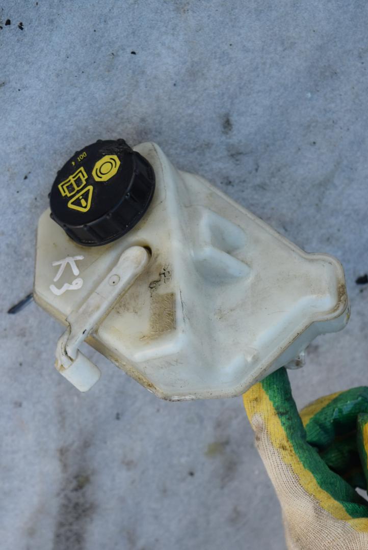 бачок тормозной жидкости Volvo XC60 1 поколение 2012, 2.4 л., D5, D 5244 T10, дизель, АКПП, полный привод - фото №1