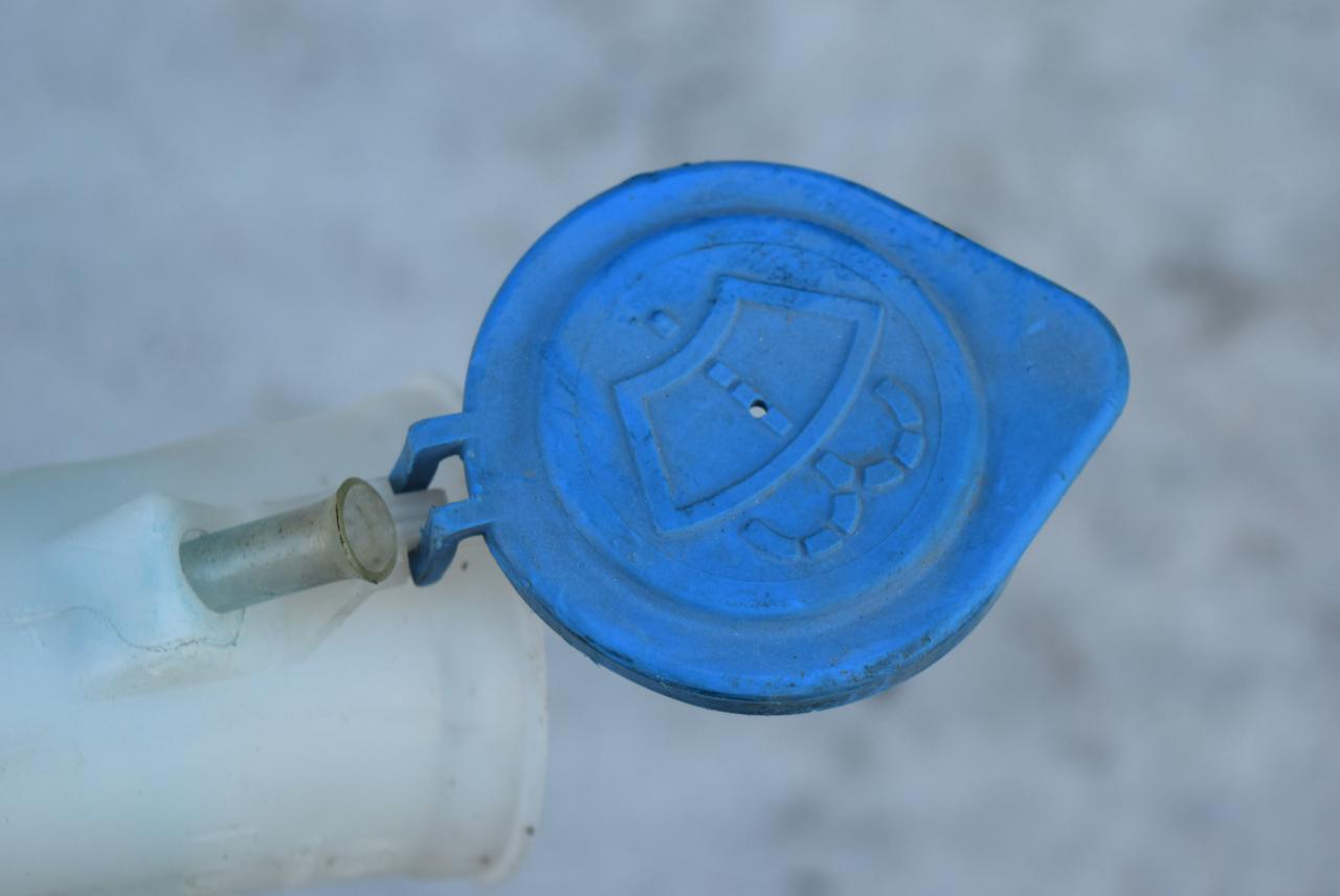 крышка бачка омывателя Volvo XC60 1 поколение 2012, 2.4 л., D5, D 5244 T10, дизель, АКПП, полный привод - фото №1