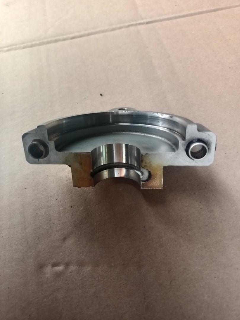 постель распредвала (бугель) Volvo S80 2 поколение 2007, 2.4 л., дизель, АКПП, седан, правый руль - фото №1