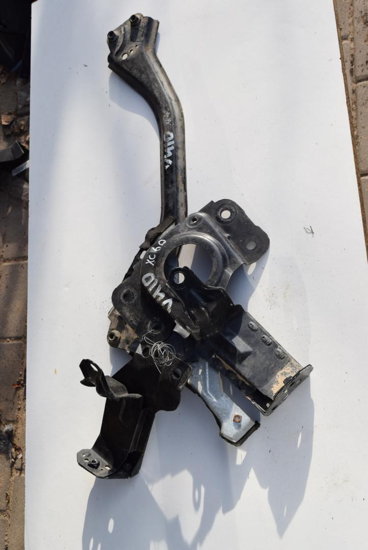 защита двигателя Volvo XC60 1 поколение 2010, 3.2 л., бензин, АКПП, черный, универсал, 30760872, 6G9N10B832BE - фото №1