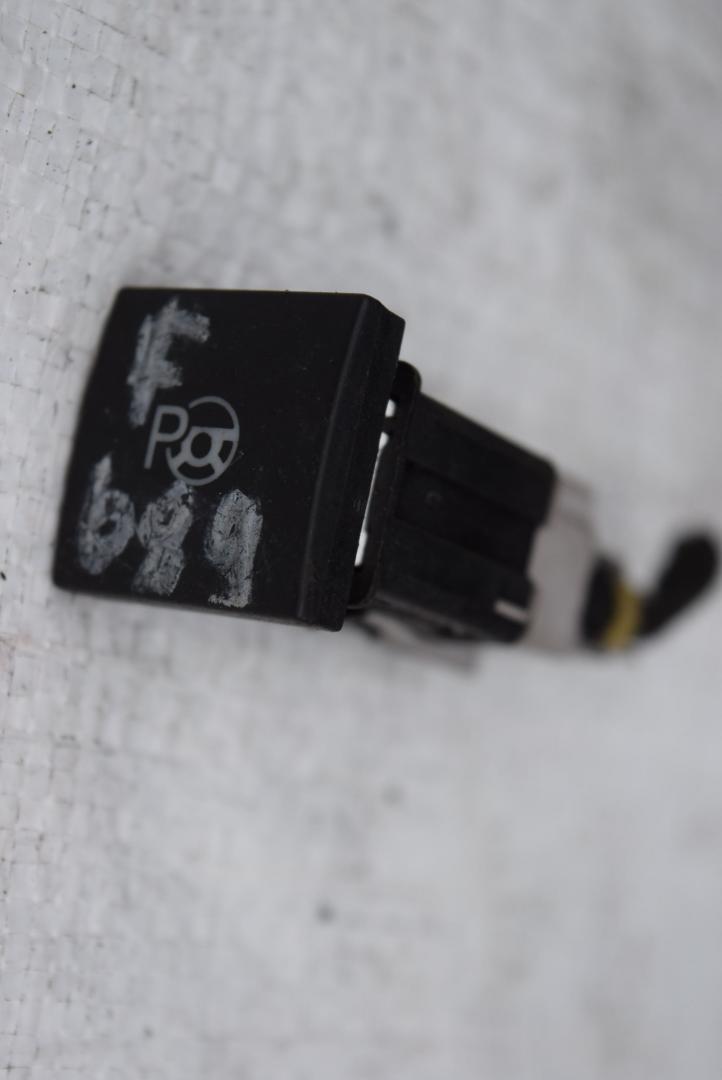 кнопка (выключатель) Volkswagen Golf 6 поколение 2010, 1.4 л., TSI, CAXA, бензин, МКПП, хетчбэк 5 дв., правый руль, 1K0927123B - фото №1