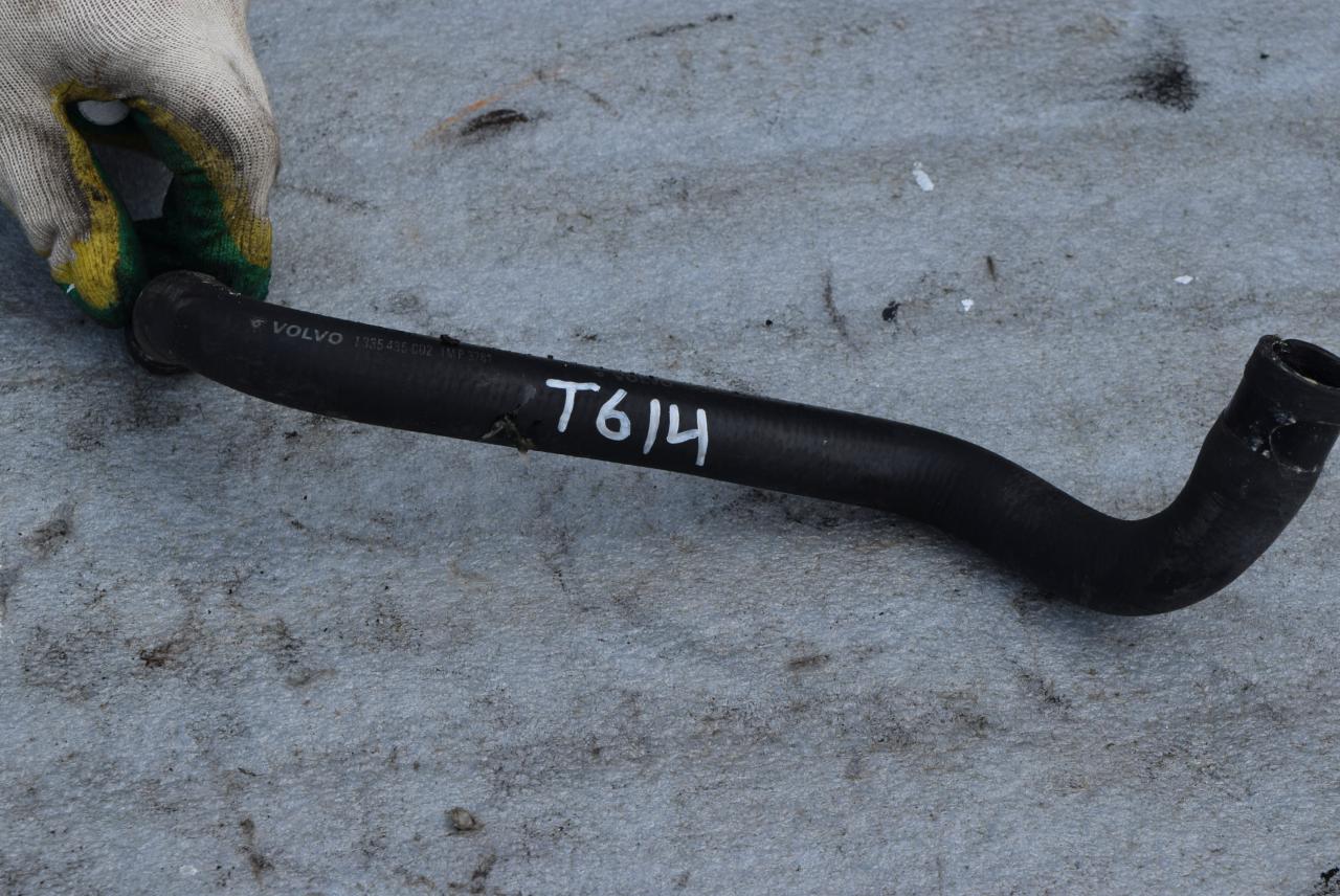 патрубок (трубопровод, шланг) Volvo 850 1 поколение 1992, 2.5 л., i, бензин, МКПП, седан, передний привод, 1335435 - фото №1