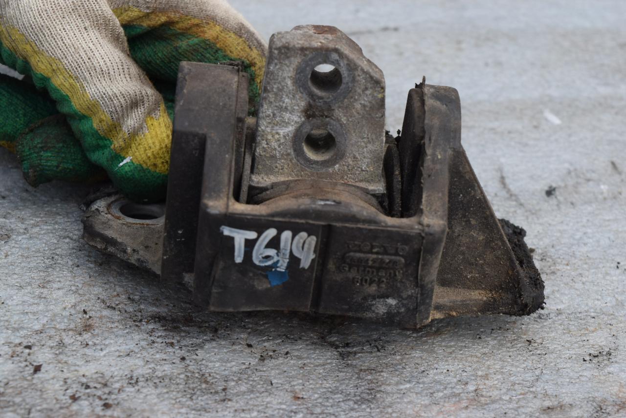 подушка крепления двигателя Volvo 850 1 поколение 1992, 2.5 л., i, бензин, МКПП, седан, передний привод, 6842248 - фото №1