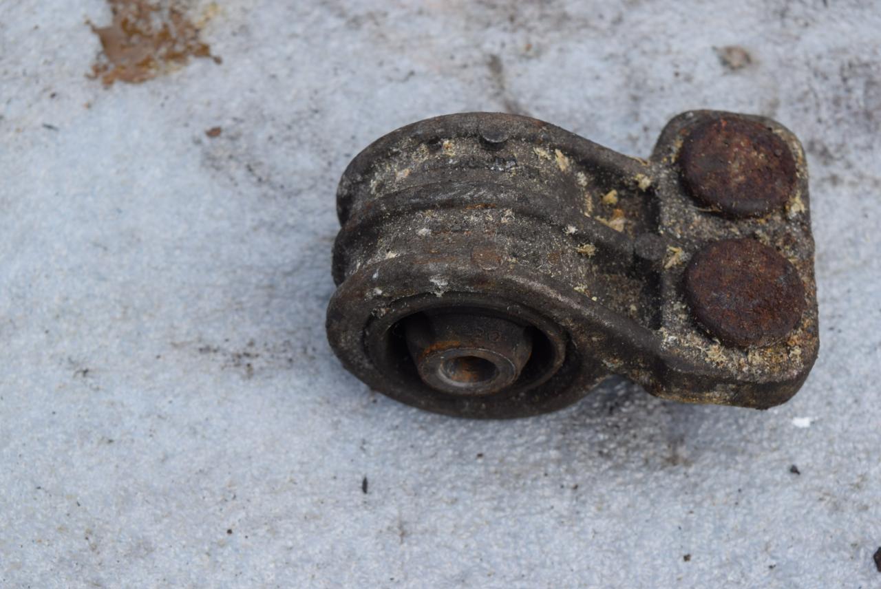 подушка крепления двигателя Volvo 850 1 поколение 1992, 2.5 л., i, бензин, МКПП, седан, передний привод, 6842249 - фото №1