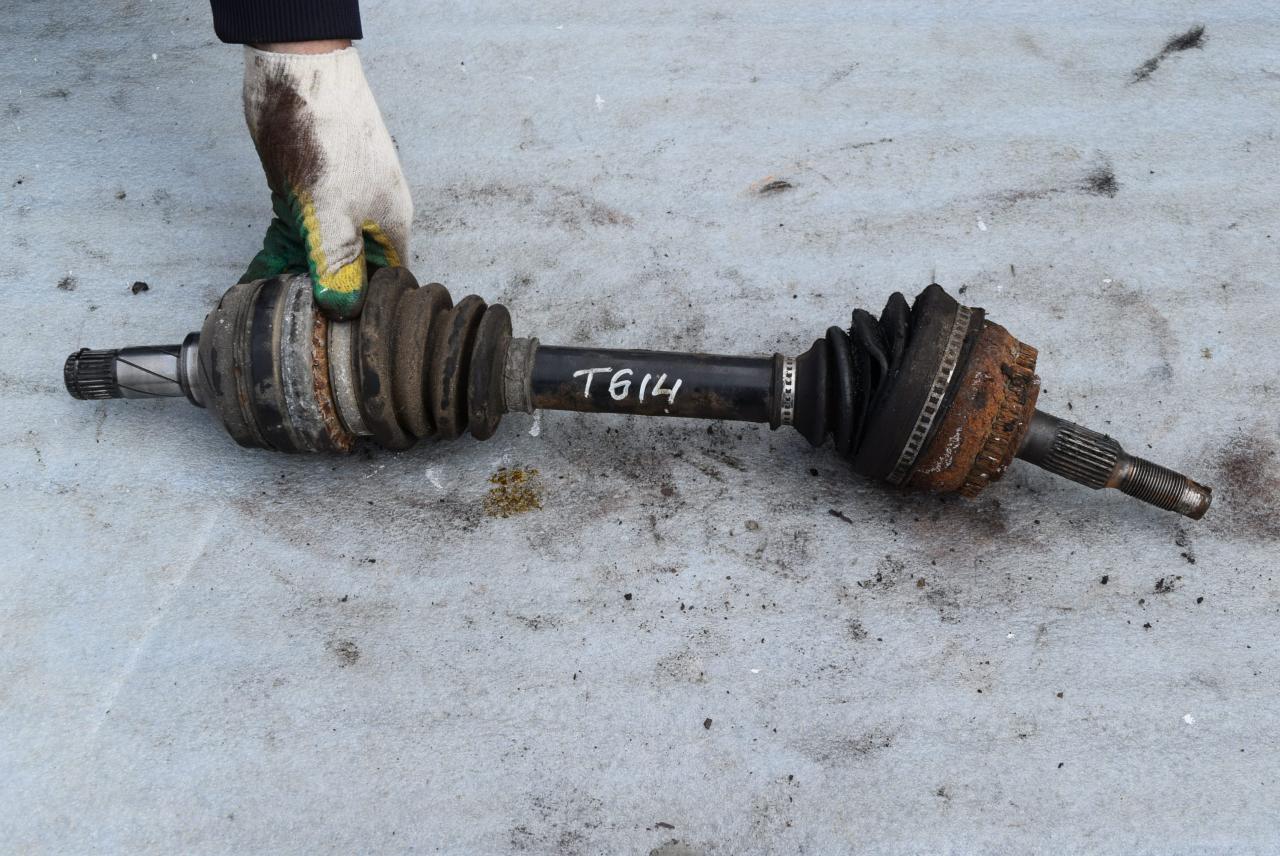 полуось передняя левая (приводной вал, ШРУС) Volvo 850 1 поколение 1992, 2.5 л., i, бензин, МКПП, седан, передний привод, P6843199 - фото №1