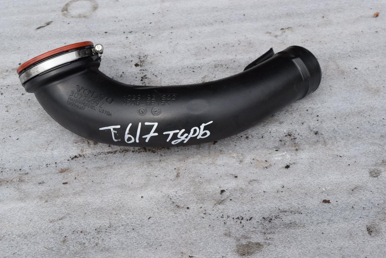 патрубок интеркулера Volvo XC70 3 поколение 2010, 2.4 л., D5, D 5244 T10, дизель, АКПП, универсал, полный привод, 30774692 - фото №1