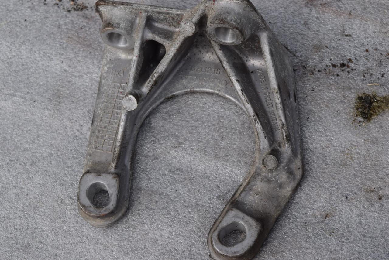 кронштейн раздаточной коробки Volvo XC70 3 поколение 2010, 2.4 л., D5, D 5244 T10, дизель, АКПП, универсал, полный привод, 30713236 - фото №1