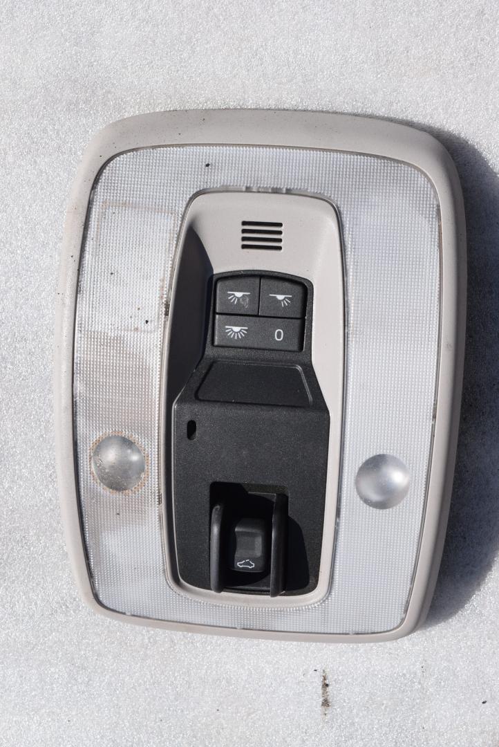 фонарь салона (плафон) Volvo XC70 3 поколение 2010, 2.4 л., D5, D 5244 T10, дизель, АКПП, универсал, полный привод, 30798808 - фото №1