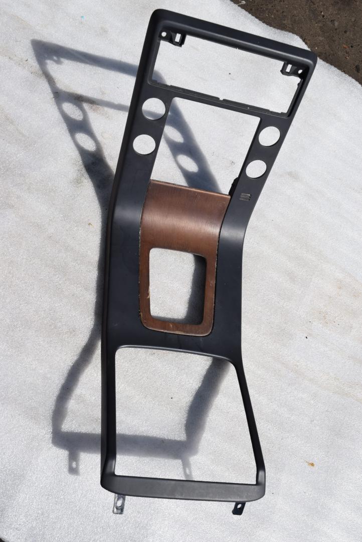 консоль салона Volvo XC70 3 поколение 2010, 2.4 л., D5, D 5244 T10, дизель, АКПП, универсал, полный привод, 8635818 - фото №1