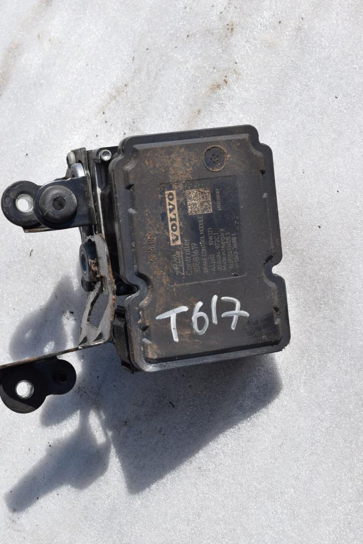 блок ABS Volvo XC70 3 поколение 2010, 2.4 л., D5, D 5244 T10, дизель, АКПП, универсал, полный привод, 30681619 - фото №1