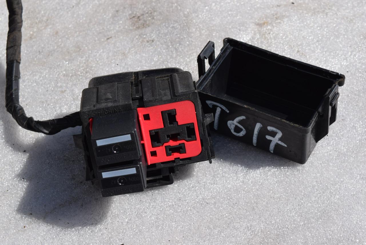 блок реле Volvo XC70 3 поколение 2010, 2.4 л., D5, D 5244 T10, дизель, АКПП, универсал, полный привод, 6G9T14B192AA - фото №1