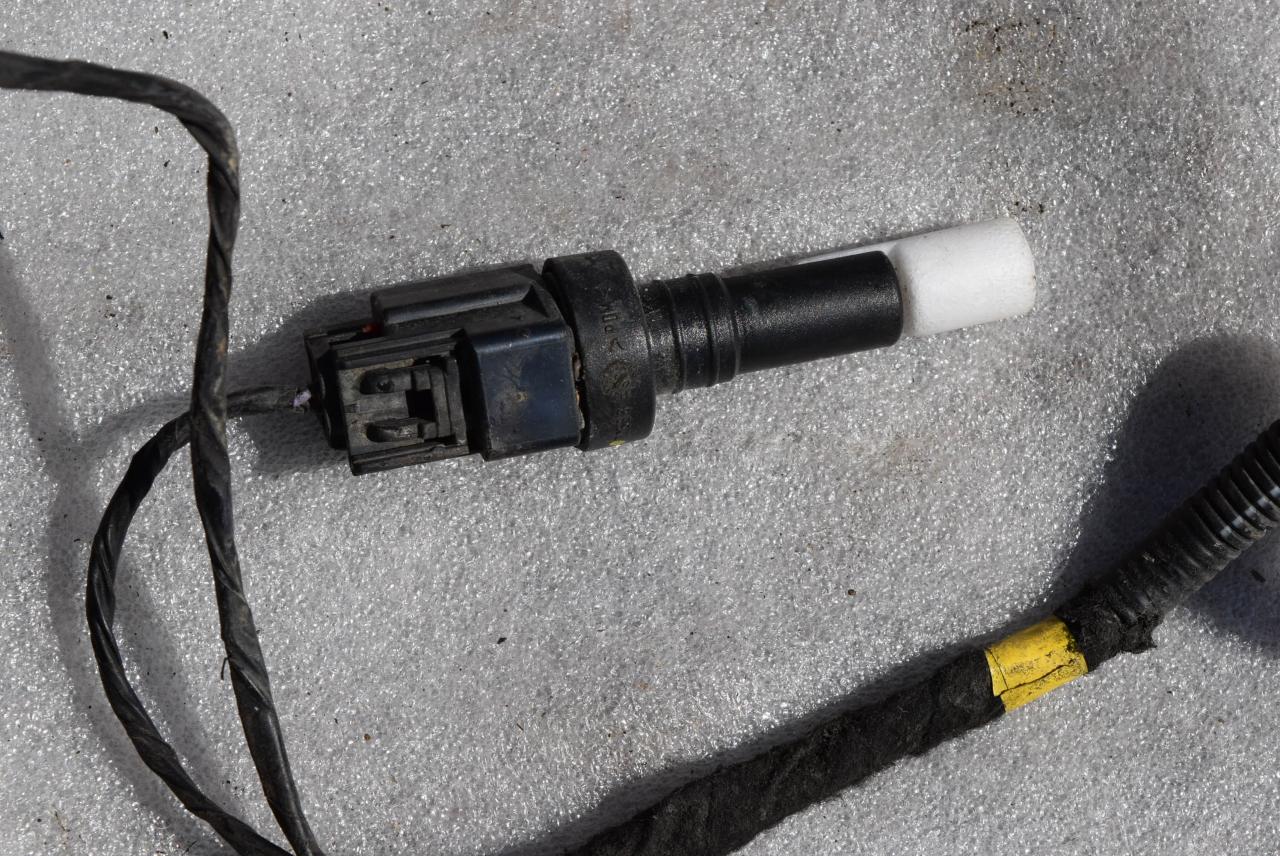 датчик уровня омывающей жидкости Volvo XC70 3 поколение 2010, 2.4 л., D5, D 5244 T10, дизель, АКПП, универсал, полный привод - фото №1