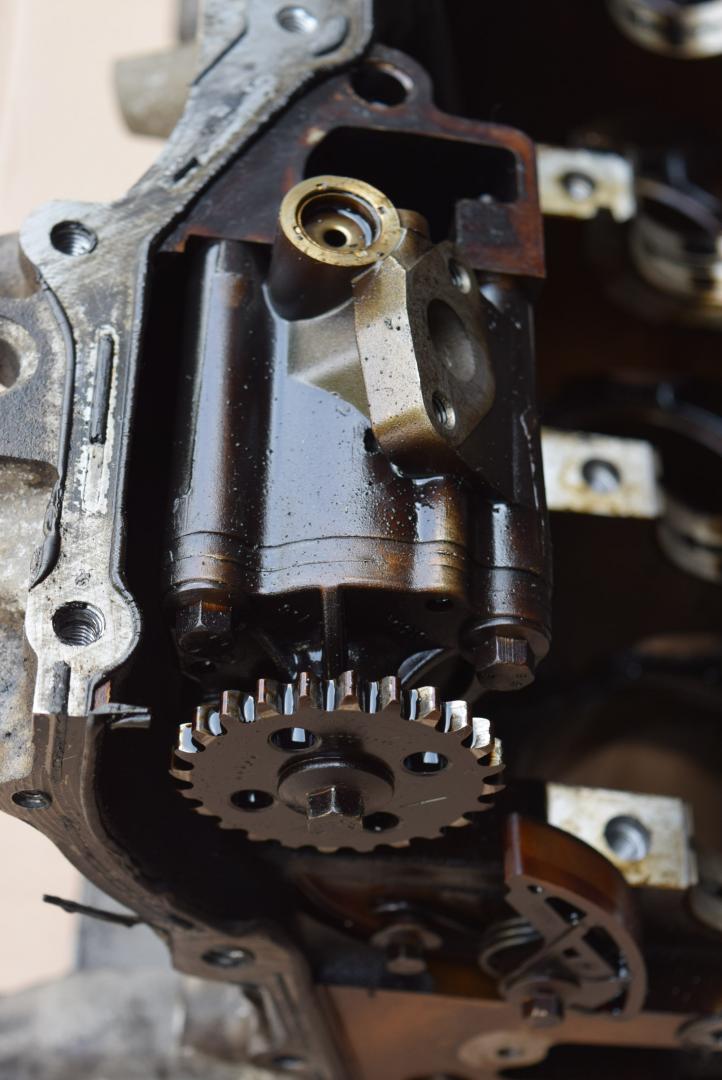 насос масляный Volvo S40 2 поколение 2005, 1.8 л., i, B 4184 S11, бензин, МКПП, седан - фото №1