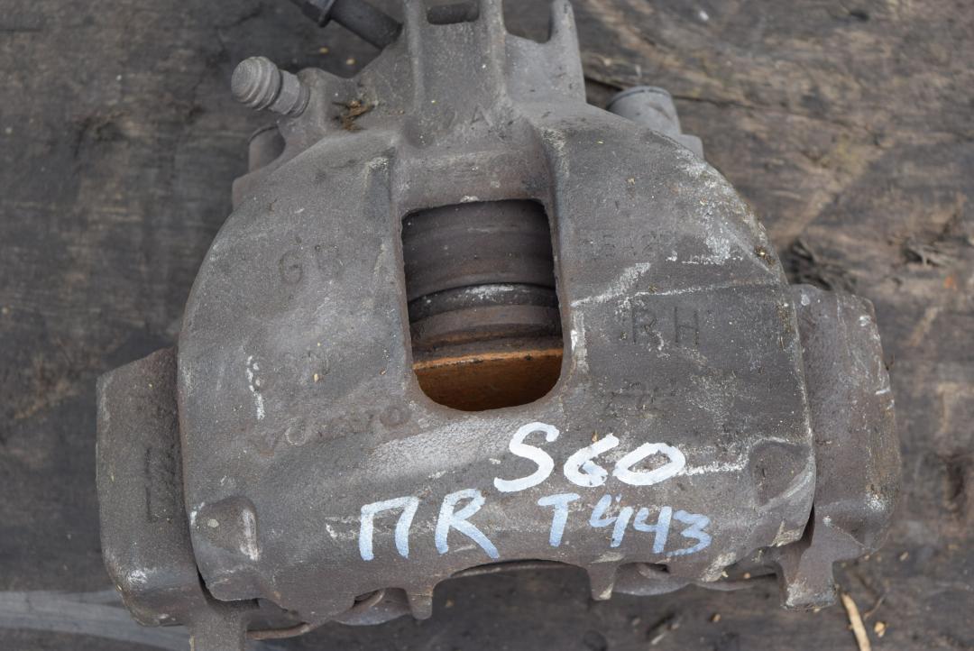 суппорт передний правый Volvo S60 1 поколение 2003, 2.4 л., B 5244 S2, бензин, МКПП, седан, 9209723 - фото №1