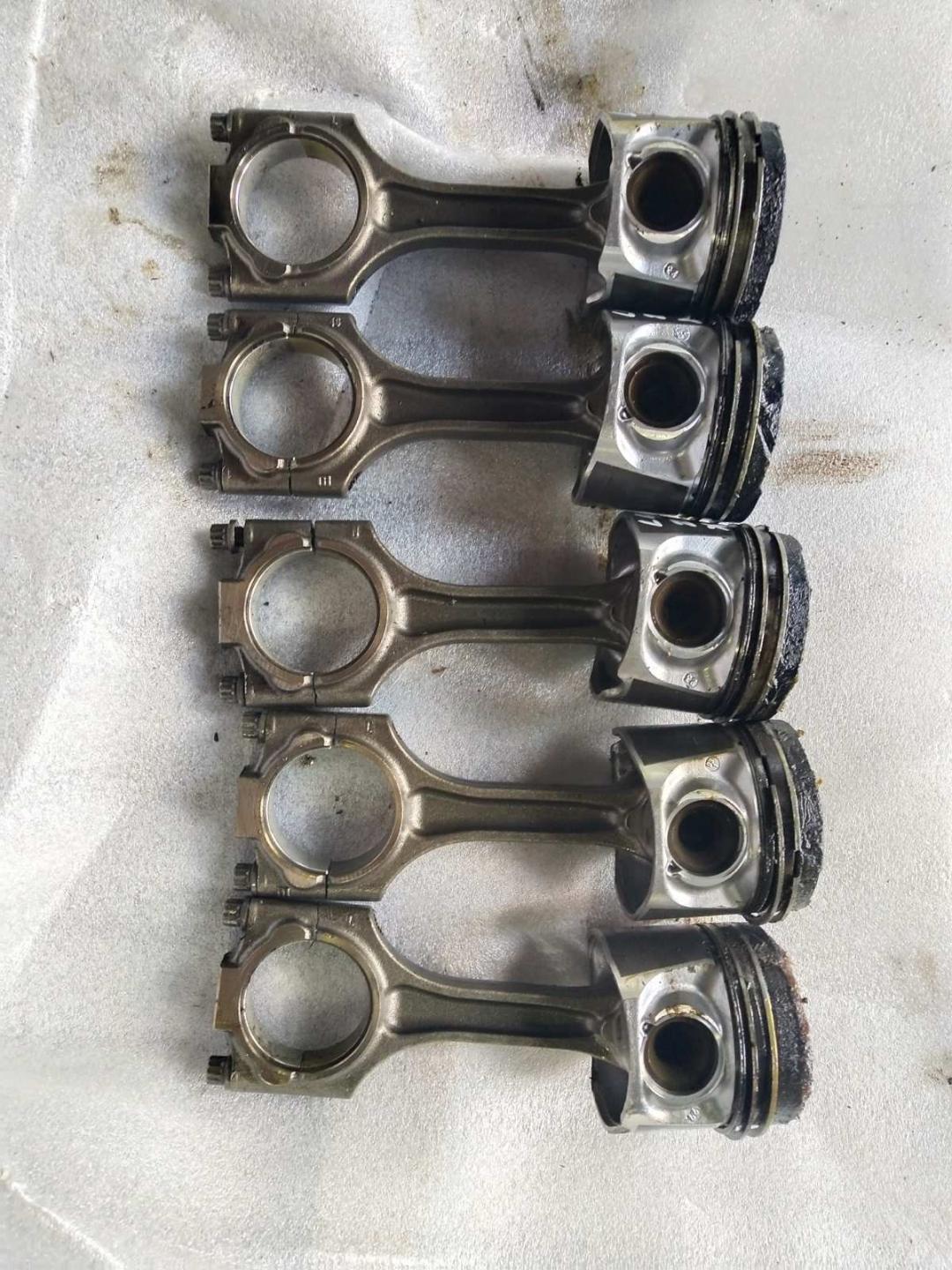 поршень Volvo XC60 1 поколение 2011, 2.4 л., дизель, АКПП, универсал, 81L123, 31330920 - фото №1