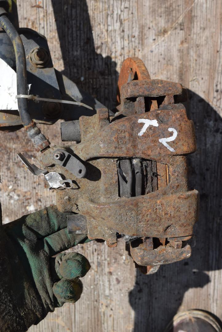 суппорт передний левый Fiat Bravo 1 поколение 1996, 1.6 л., бензин, МКПП - фото №1