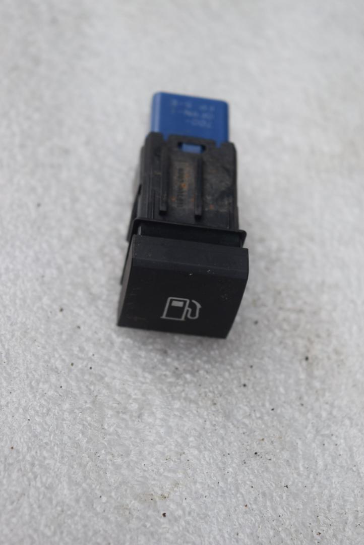 кнопка открытия лючка топливного бака Toyota RAV4 5 поколение (XA50) 2020, 2.5 л., гибрид, АКПП - фото №1